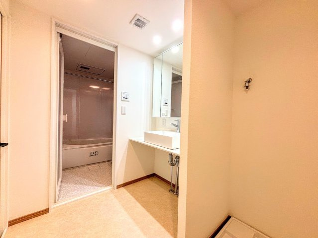 ハイツ東戸塚1号棟の独立洗面台|◆毎日使う場所だから、機能的で使いやすさに配慮したパウダールーム。すっきりと使えるように収納も豊富にご用意しています。
