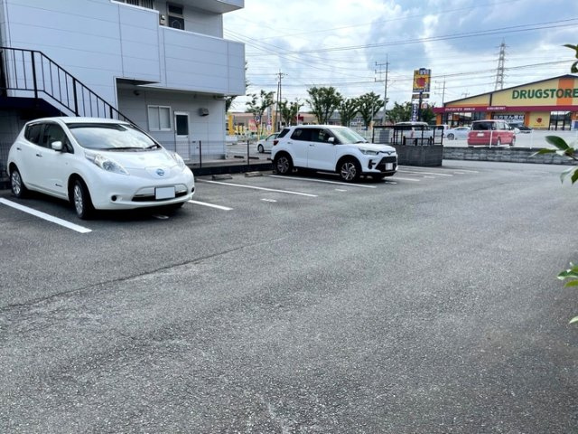 デルフィーノ B棟の駐車場|駐車スペースもあります☆