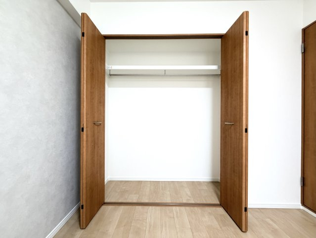 【内装】 | グランシャリオ可部中央 | 家族が集い、笑い、遊び、読書をして、そして日向ぼっこをしながら過ごす広く開放的な自遊空間。季節ごとに壁飾りや家具の配置を変えて楽しんでみるのは如何ですか。