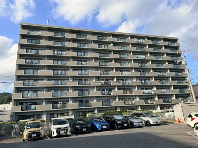 【外観】 | グランシャリオ可部中央 | 安佐北区可部の中心部に位置しており、スーパーや学校、銀行など利便性に優れる立地です。