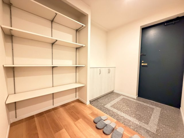 【玄関】 | 【新規リフォーム】エイシティヒルズアリーナⅢ番館 | シューズクローゼットは大容量で、通常のマンションよりも少し広めの玄関スペースです。