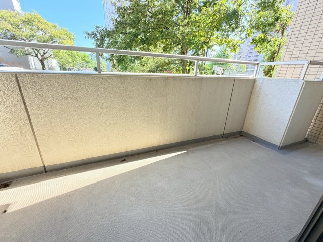 【バルコニー】 | 【新規リフォーム】エイシティヒルズアリーナⅢ番館 | メインバルコニー。幅も奥行きも広々しています♪