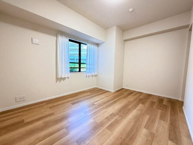 【洋室】 | 【新規リフォーム】エイシティヒルズアリーナⅢ番館 | 7.4帖のベッドルーム。エアコンを設置できます。