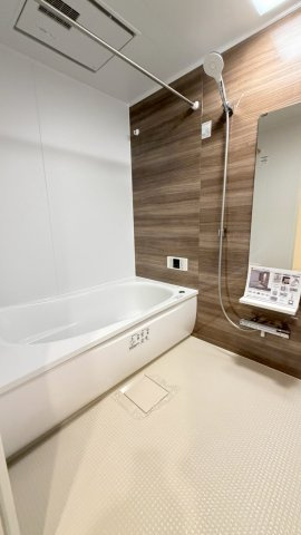 【浴室】 | 【新規リフォーム】エイシティヒルズアリーナⅢ番館 | TOTO社製 RWシリーズ：カラリ床、コンフォートウェーブシャワー、ゆるリラ浴槽などを備えています。浴室換気乾燥機を新たに設置し、清潔感抜群のバスルームです。