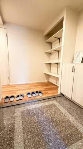 【玄関】 | 【新規リフォーム】エイシティヒルズアリーナⅢ番館 | 通常のマンションに比べて広々した玄関。ホワイト・グレー・ライトオークで仕上げた玄関は、スッキリしていてお客さまからの印象も良好です！