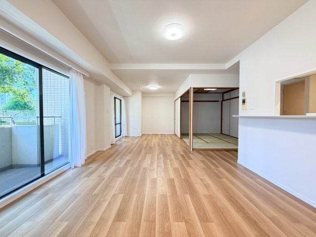 【居間・リビング】 | 【新規リフォーム】エイシティヒルズアリーナⅢ番館 | 眩いばかりの陽の光が室内を満たしていきます。暮らす家族に、訪ねてくる友人知人に、清かで艶やかな時間をもたらしてくれる室内です。