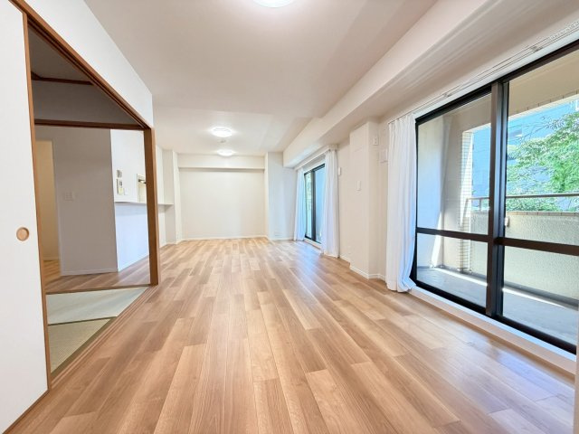 【居間・リビング】 | 【新規リフォーム】エイシティヒルズアリーナⅢ番館 | オフホワイトとナチュラルウッドの穏やかな風合いが居心地の良さを生み出すリビング。はき出し窓が2箇所あるリビングは、照明なしでもとっても明るいです。