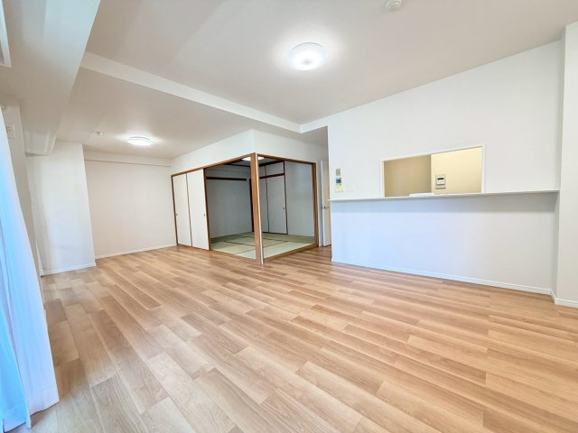 【洋室】 | 【新規リフォーム】エイシティヒルズアリーナⅢ番館 | キッチンからリビングを隅々まで見渡せる配置になっています。家族の気配を感じながらお料理をつくれますね。