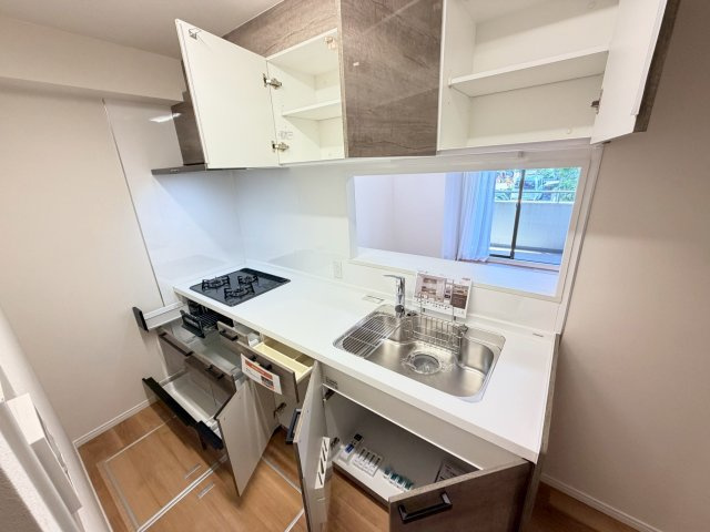 【キッチン】 | 【新規リフォーム】エイシティヒルズアリーナⅢ番館 | たくさんの引き出しがあり、収納力は十分です！　シンクも調理スペースも広く、使いやすいキッチンです。食器洗い乾燥機はオプションで設置可能です。