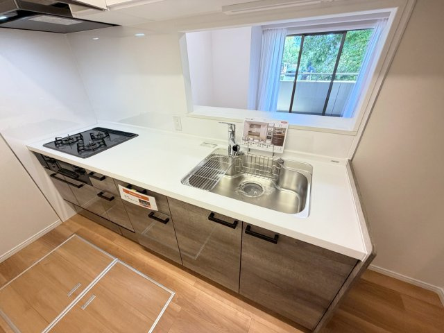 【キッチン】 | 【新規リフォーム】エイシティヒルズアリーナⅢ番館 | キッチン背面にも十分なスペースがあるので、冷蔵庫やカップボードを置いても余裕のある広さです。