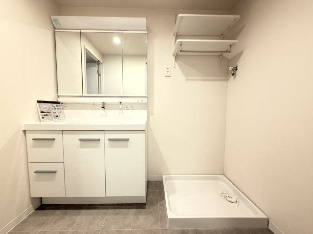 【独立洗面台】 | 【新規リフォーム】エイシティヒルズアリーナⅢ番館 | 脱衣時にも余裕ある広さが確保されたパウダールーム。造り付けの棚が設置されているのもうれしいですね！