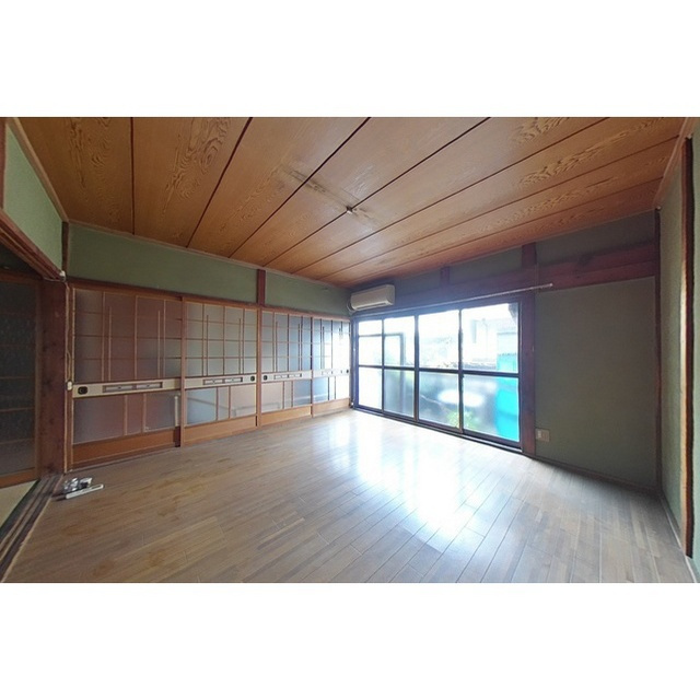 岐阜市千手堂南町１丁目の倉庫の居間・リビング