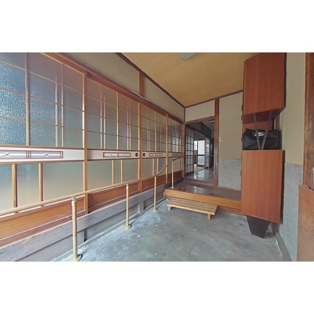 岐阜市千手堂南町１丁目の倉庫の玄関