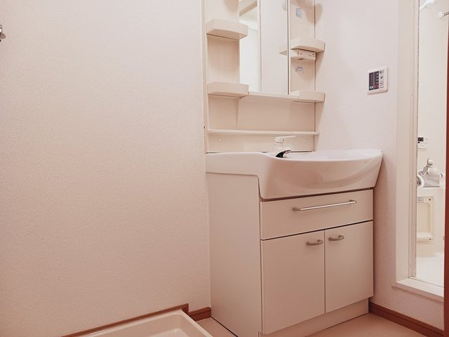 ゼファーⅣの洗面所|明るい洗面所です