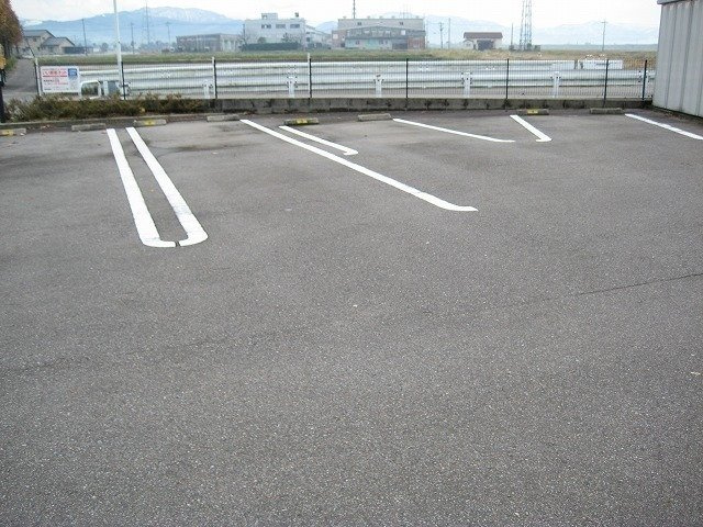 ローレルＮＳ　Ⅴの駐車場|駐車場があるので、車を買う予定の方も安心です