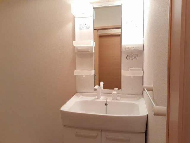 ローレルＮＳ　Ⅴの洗面所|明るい洗面所です