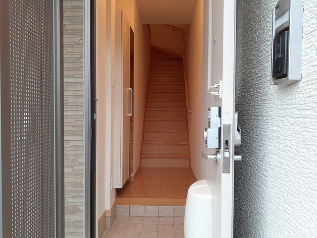 ローレルＮＳ　Ⅴの玄関|収納もある玄関です