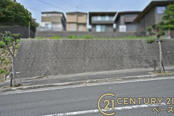 香芝市旭ケ丘５丁目の売地の前面道路含む現地写真|■現地撮影写真■スーパーや薬局などの商業施設が徒歩圏内に近接し、生活環境の整った立地です！