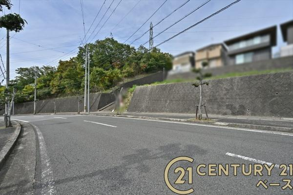 香芝市旭ケ丘５丁目の売地の前面道路含む現地写真|■現地撮影写真■中学校まで徒歩圏内とお子様の通学も安心！