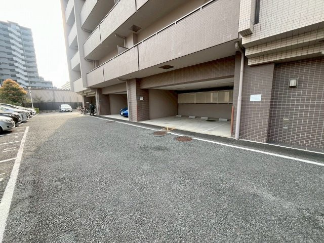 プロミネントコートの駐車場