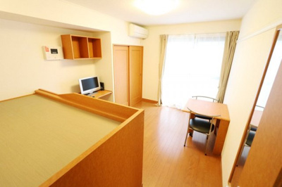 【居間・リビング】 | レオパレスＣｏｎｆｏｒｅｓｔｏ | 大型家具家電付きにより初めての一人暮らしの方も安心