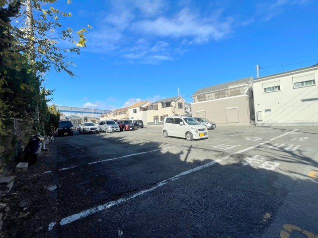 ルミエール山本の駐車場