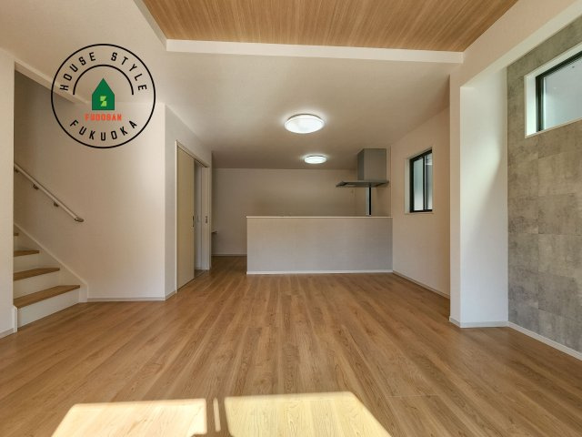 糸島市潤3丁目第3-5棟（3号棟）　の居間・リビング|キッチンからリビングをしっかり確認できます。家族の笑顔があふれる空間になりそうですね。