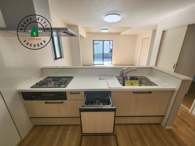 糸島市潤3丁目第3-5棟（3号棟）　のキッチン|ご家族を近くに感じられる対面キッチンのLDK。会話もはずみそうですね。