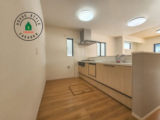 糸島市潤3丁目第3-5棟（3号棟）　のキッチン|明るいキッチン作業スペースを多くとりました。ご夫婦でキッチンに立っても調理がしやすい広さです。食器類もすっきりと片付く収納は魅力的です。