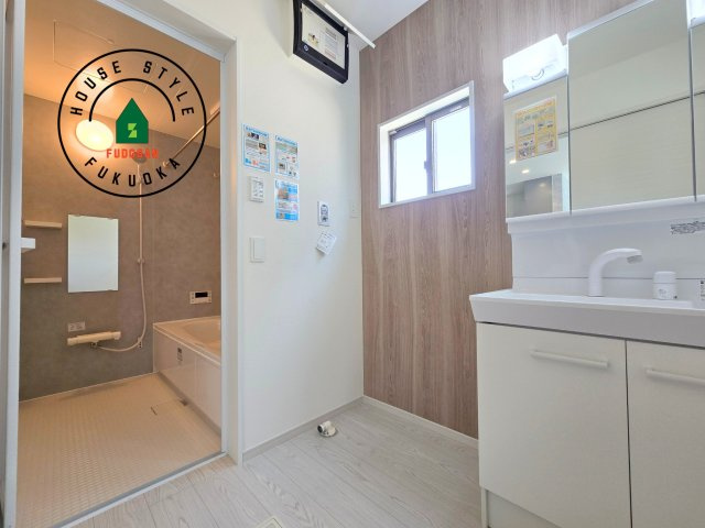 福岡市城南区梅林3丁目第2-2棟(2号棟)の脱衣所|ゆとりの洗面スペースで朝の身支度もスムーズに。暮らしを快適に変えるシャワー付洗面台です！