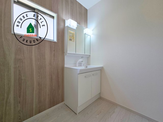 福岡市城南区梅林3丁目第2-2棟(2号棟)の独立洗面台|毎日使うものだから清潔な空間を保ちたい水回り。洗面にはそんな願いを解消させてくれる収納アイデアが満載です。三面鏡の裏側にはキャビネットが現れ小物から背の高い物まで収納できます。