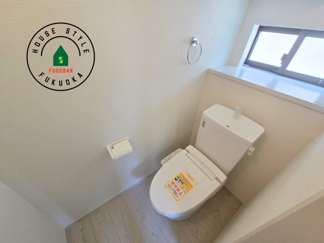 福岡市城南区梅林3丁目第2-2棟(2号棟)のトイレ|温水洗浄便座を完備しております。2ヶ所にトイレがあるのは朝の慌ただしい時間も安心です。