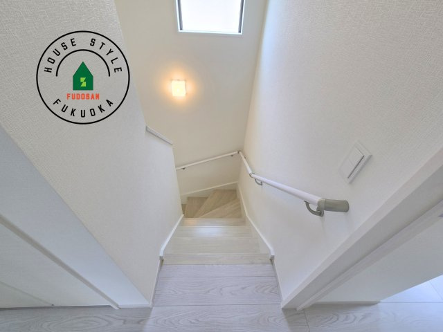 福岡市城南区梅林3丁目第2-2棟(2号棟)の内装|＜手すり付階段＞手すりがないと階段の昇り降りで危険なことはもちろん、壁に手をつきながら歩くことで壁紙が汚れやすくなります。すべての方に快適に昇り降りしていただくため、手すりを設置しました。