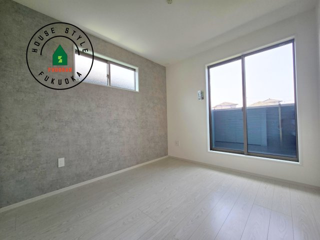 福岡市城南区梅林3丁目第2-2棟(2号棟)の寝室|主寝室には収納力に優れたクローゼットがありますので、お部屋もすっきり片付きます。