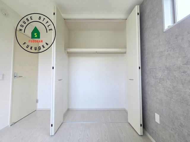 福岡市城南区梅林3丁目第2-2棟(2号棟)の収納|洋服や大きな荷物が多い方や人数の多いご家族などは、一般的なクローゼットよりもウォークインクローゼットのほうが使い勝手が良いです。