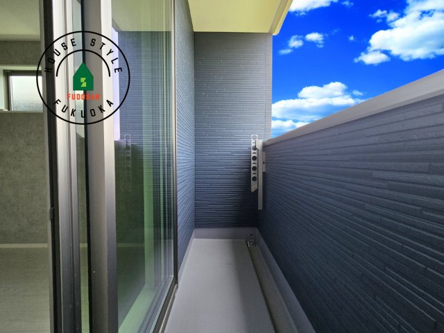 福岡市城南区梅林3丁目第2-2棟(2号棟)のバルコニー|風をしっかりと感じられるバルコニーでは、毎日が洗濯日和です。広々としているので洗濯も楽しくなるでしょうし、気分転換にバルコニーからの眺めを楽しむのもいいでしょう。