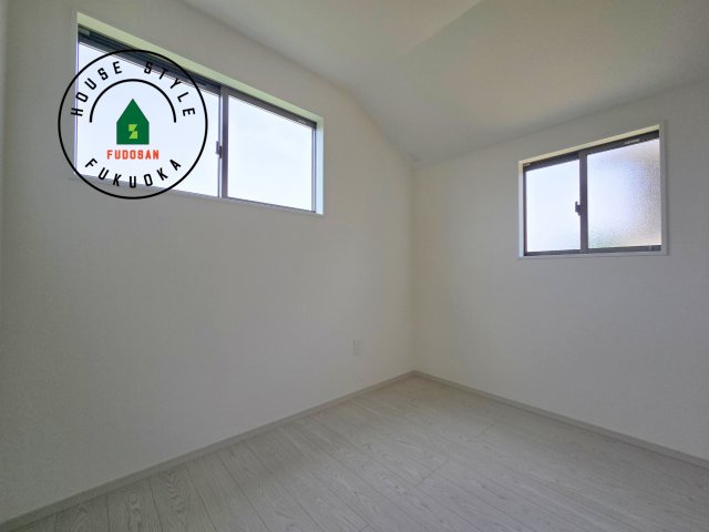 福岡市城南区梅林3丁目第2-2棟(2号棟)の洋室|採光良好な洋室は全居室、複層ガラスの遮熱効果と断熱効果で、一年中快適に過ごせます。