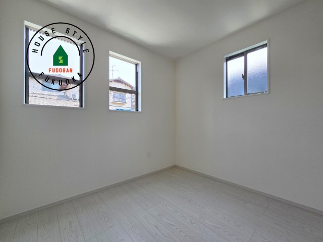 福岡市城南区梅林3丁目第2-2棟(2号棟)の子供部屋|穏やかな光が差し込む室内には、穏やかな時間が流れます。