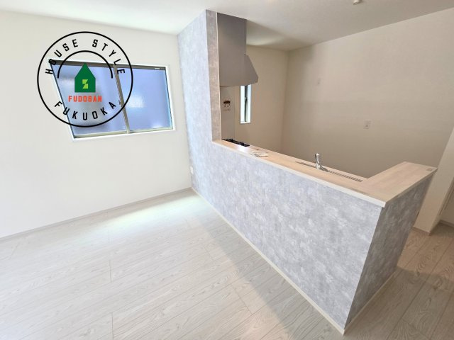 福岡市城南区梅林3丁目第2-2棟(2号棟)のダイニング|キッチンから立ち込める香りが今日の料理を期待させます。