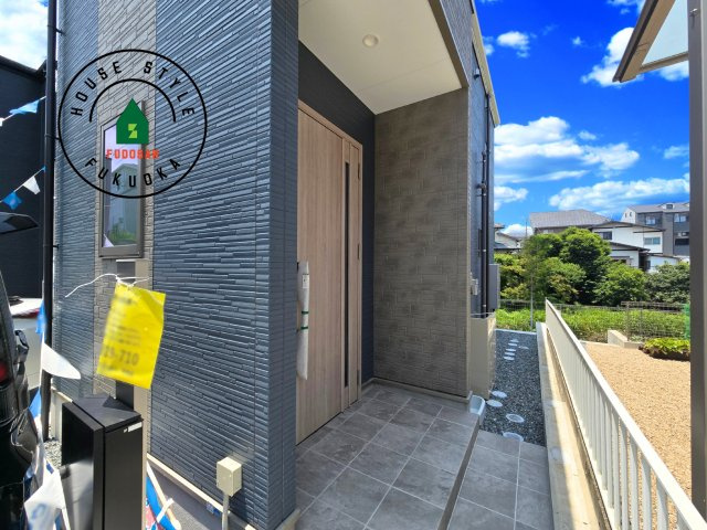 福岡市城南区梅林3丁目第2-2棟(2号棟)の玄関|おでかけの時も帰った時も、「我が家」を最初に感じでもらえる素敵な空間に。