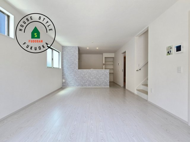 福岡市城南区梅林3丁目第2-2棟(2号棟)の居間・リビング|キッチンからリビングをしっかり確認できます。家族の笑顔があふれる空間になりそうですね。