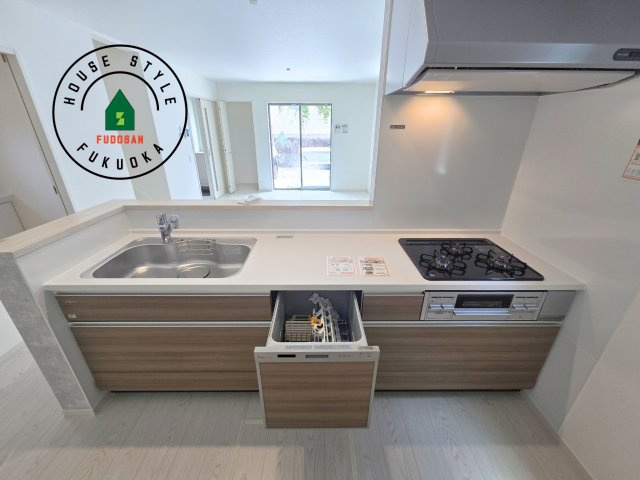 福岡市城南区梅林3丁目第2-2棟(2号棟)のキッチン|ご家族を近くに感じられる対面キッチンのLDK。会話もはずみそうですね。