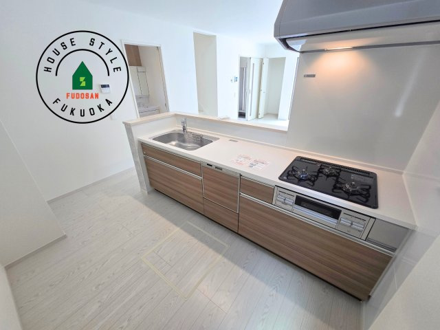 福岡市城南区梅林3丁目第2-2棟(2号棟)のキッチン|ダイニングテーブルへの配膳がラクラク、お料理はかどるカウンター付きシステムキッチン！