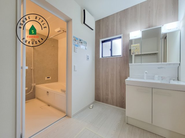 春日市惣利4丁目第1-1棟（1号棟）の脱衣所|ゆとりの洗面スペースで朝の身支度もスムーズに。暮らしを快適に変えるシャワー付洗面台です！