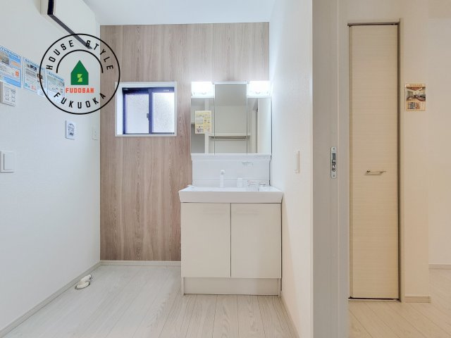 春日市惣利4丁目第1-1棟（1号棟）の独立洗面台|毎日使うものだから清潔な空間を保ちたい水回り。洗面にはそんな願いを解消させてくれる収納アイデアが満載です。三面鏡の裏側にはキャビネットが現れ小物から背の高い物まで収納できます。