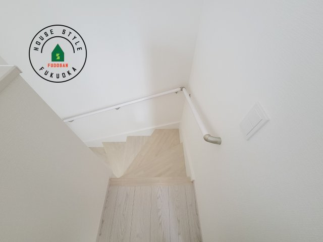 春日市惣利4丁目第1-1棟（1号棟）の内装|＜手すり付階段＞手すりがないと階段の昇り降りで危険なことはもちろん、壁に手をつきながら歩くことで壁紙が汚れやすくなります。すべての方に快適に昇り降りしていただくため、手すりを設置しました。