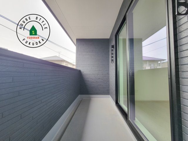 春日市惣利4丁目第1-1棟（1号棟）のバルコニー|風をしっかりと感じられるバルコニーでは、毎日が洗濯日和です。広々としているので洗濯も楽しくなるでしょうし、気分転換にバルコニーからの眺めを楽しむのもいいでしょう。