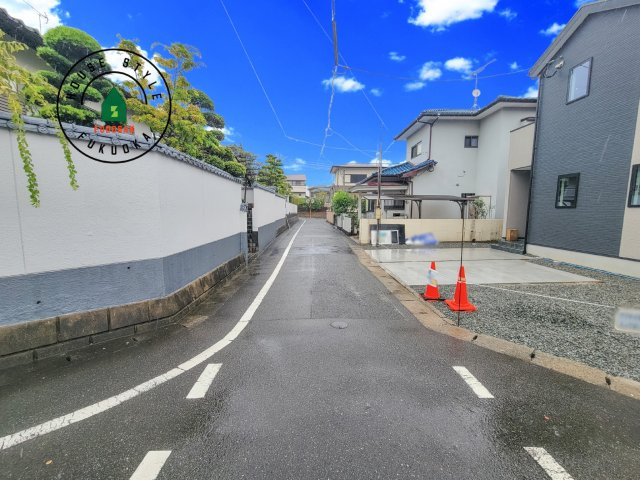 春日市惣利4丁目第1-1棟（1号棟）の前面道路含む現地写真|前面道路です。