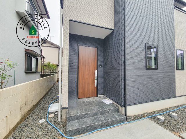 春日市惣利4丁目第1-1棟（1号棟）の玄関|おでかけの時も帰った時も、「我が家」を最初に感じでもらえる素敵な空間に。