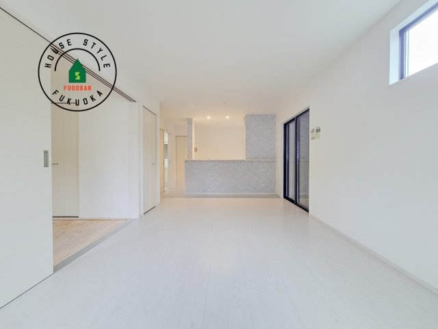 春日市惣利4丁目第1-1棟（1号棟）の居間・リビング|キッチンからリビングをしっかり確認できます。家族の笑顔があふれる空間になりそうですね。